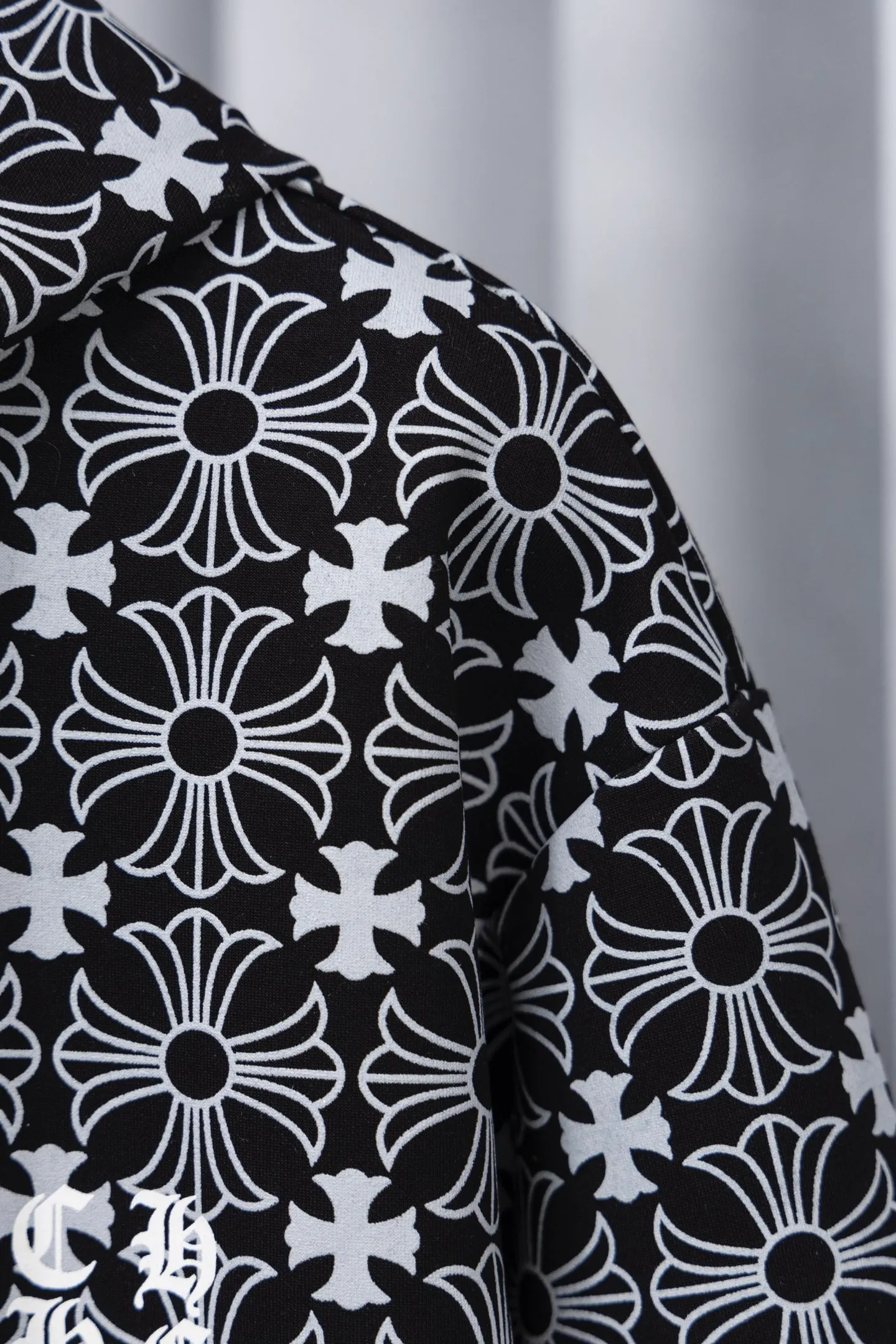 P310 Style No.: M022 𝐂𝐇𝐑𝐎𝐌𝐄 𝐇𝐄𝐀𝐑𝐓𝐒/Cro Heart Hooded 23FW new full printed Sanskrit open and close sweatshirt Full dark pattern print as the backing to show a sense of mystery Sanskrit embroidery on the front chest Metal zipper closure Classic Sanskrit print design on both arms Classic big horseshoe print on the back, overall high-end and versatile, same style for men and women Size: S-XL